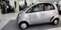 شركة تاتا الهندية تبدأ بيع سيارة  نانو  ارخص سيارة في العالم