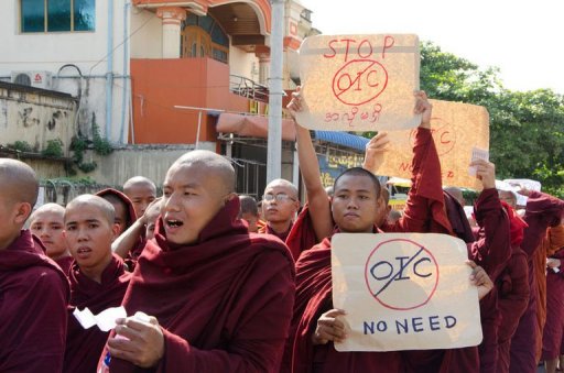 رهبان بوذيون يتظاهرون ضد فتح مكتب لمنظمة التعاون الاسلامي في بورما