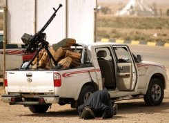 القوات الموالية للقذافي تدخل الى زوارة وسقوط قتيل
