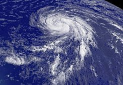 اشتداد قوة الاعصار بيل اول اعصار يضرب المحيط الاطلسي