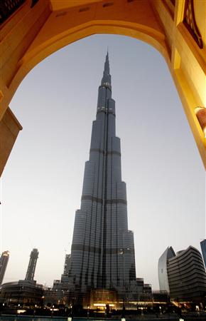 رجل ينتحر بالقاء نفسه من أعلى مبنى في العالم في دبي..