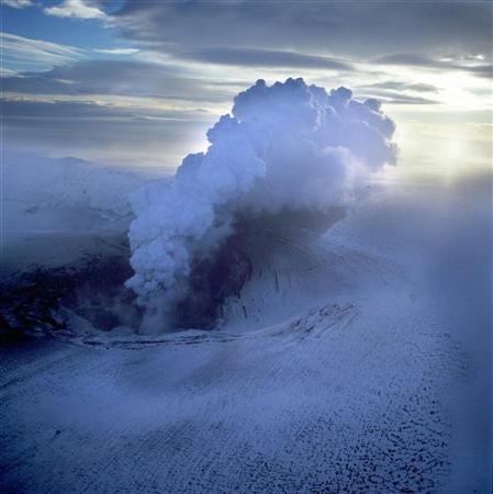 Iceland volcano 2010-04-01T011046Z_0