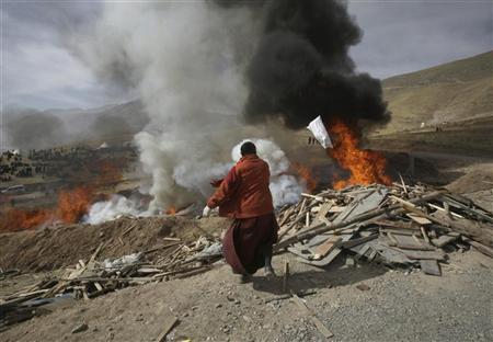 مواطنو التبت يحرقون جثث 1144 شخصا قتلوا في الزلزال العنيف..
