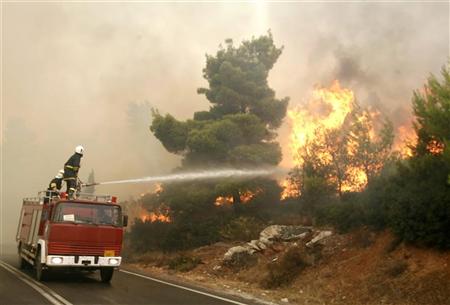 حرائق الغابات في اليونان تشتد قرب اثينا وتحرق منازل