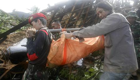 مقتل ستة وفقد 60 في انهيار ارضي باندونيسيا..