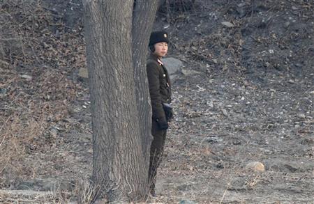 جندي كوري شمالي ينشق الى كوريا الجنوبية عبر الحدود البرية