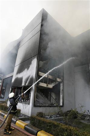 عمال نسيج ببنجلادش يشعلون النيران في مصنع في اطار احتجاجات..